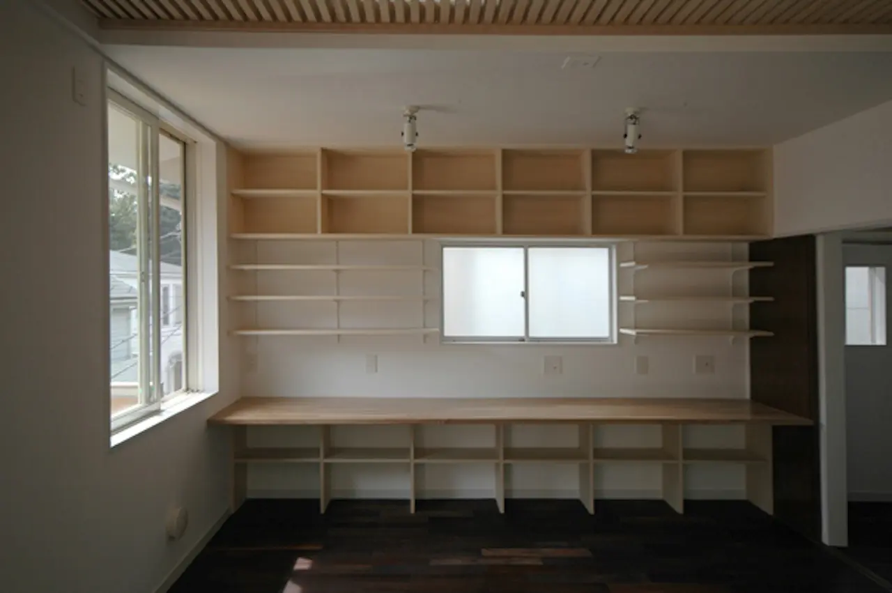 壁面本棚と作業テーブルを備えた書斎