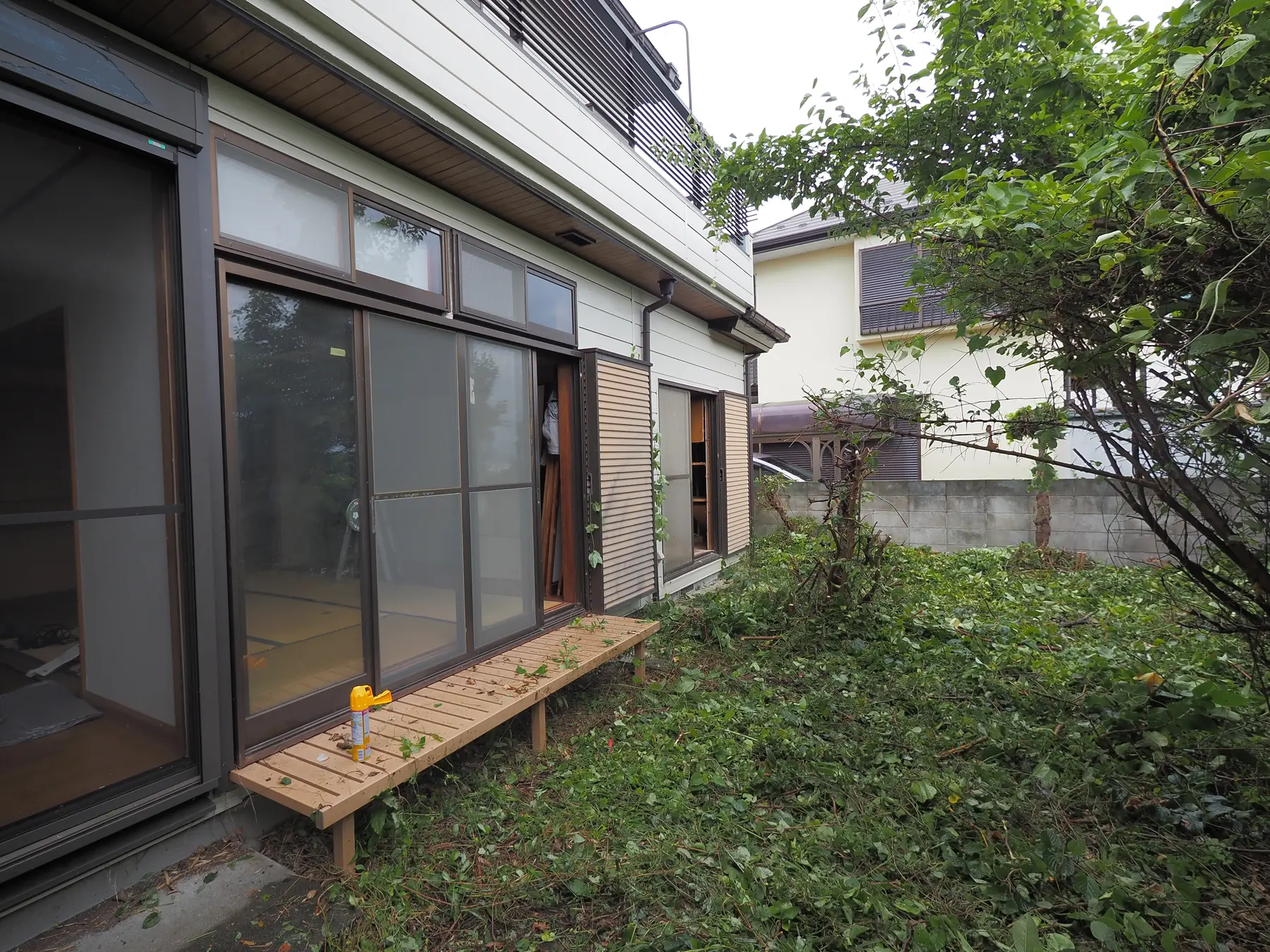 改修前の庭と南側外壁