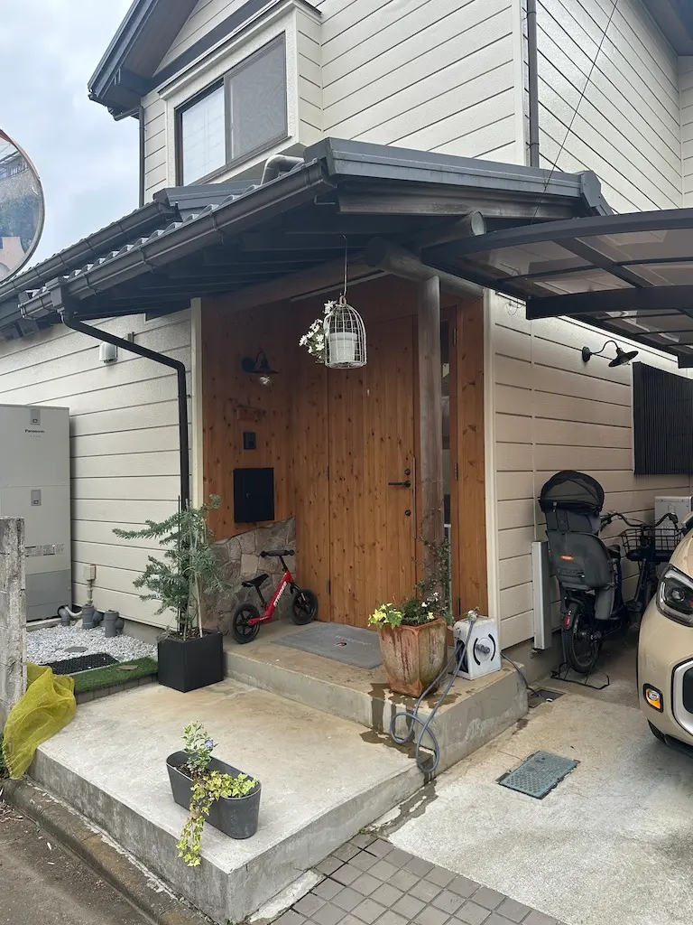 杉板張りの木製玄関ドア