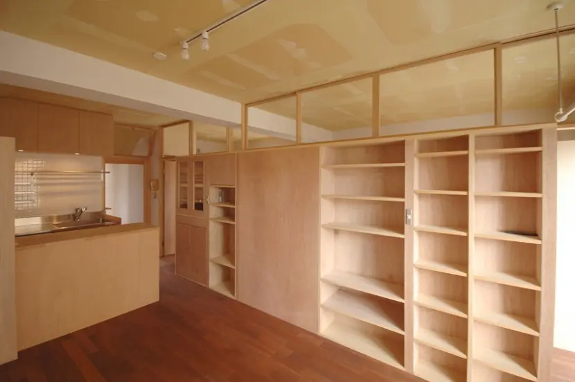 家具で空間を仕切った東品川の家のリビング
