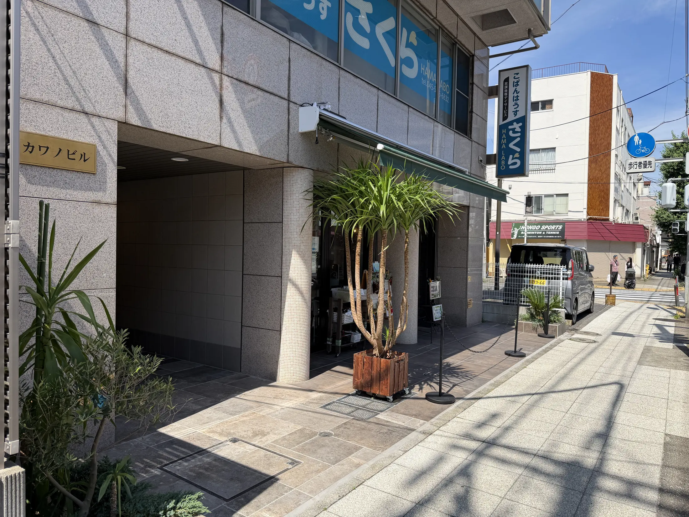 マンションのエントランスと店舗前の外構の全景