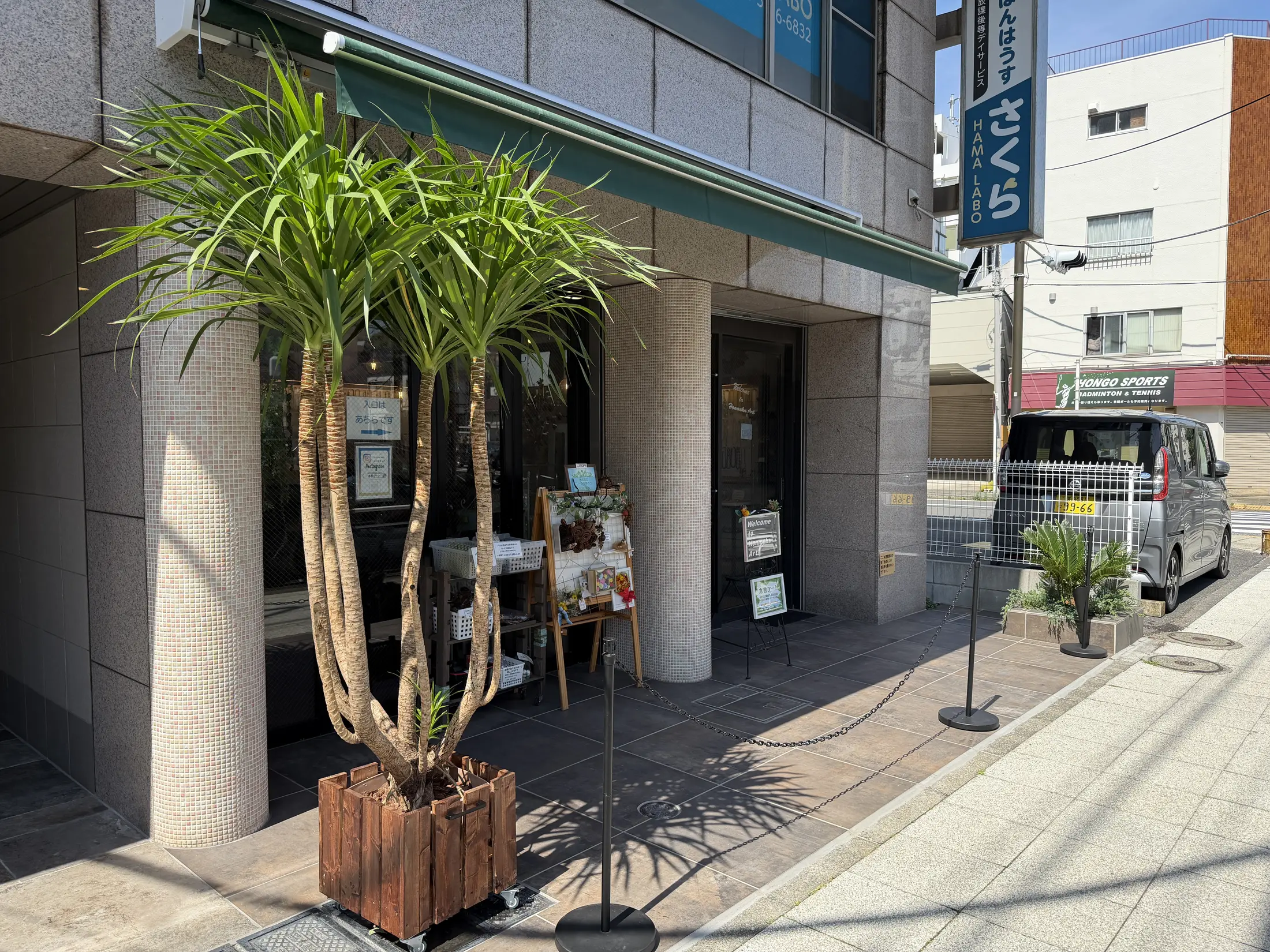 植栽を配した店舗前と歩道