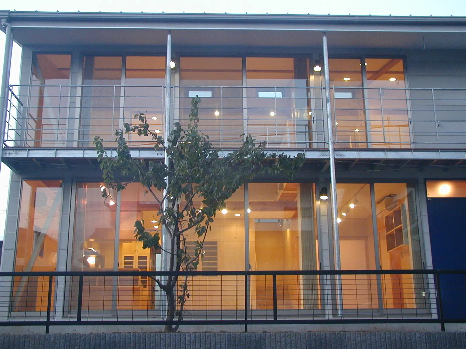 夕暮れの市ヶ尾の家の外観