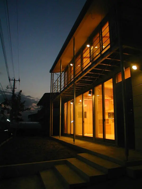 夜の市ヶ尾の家の外観