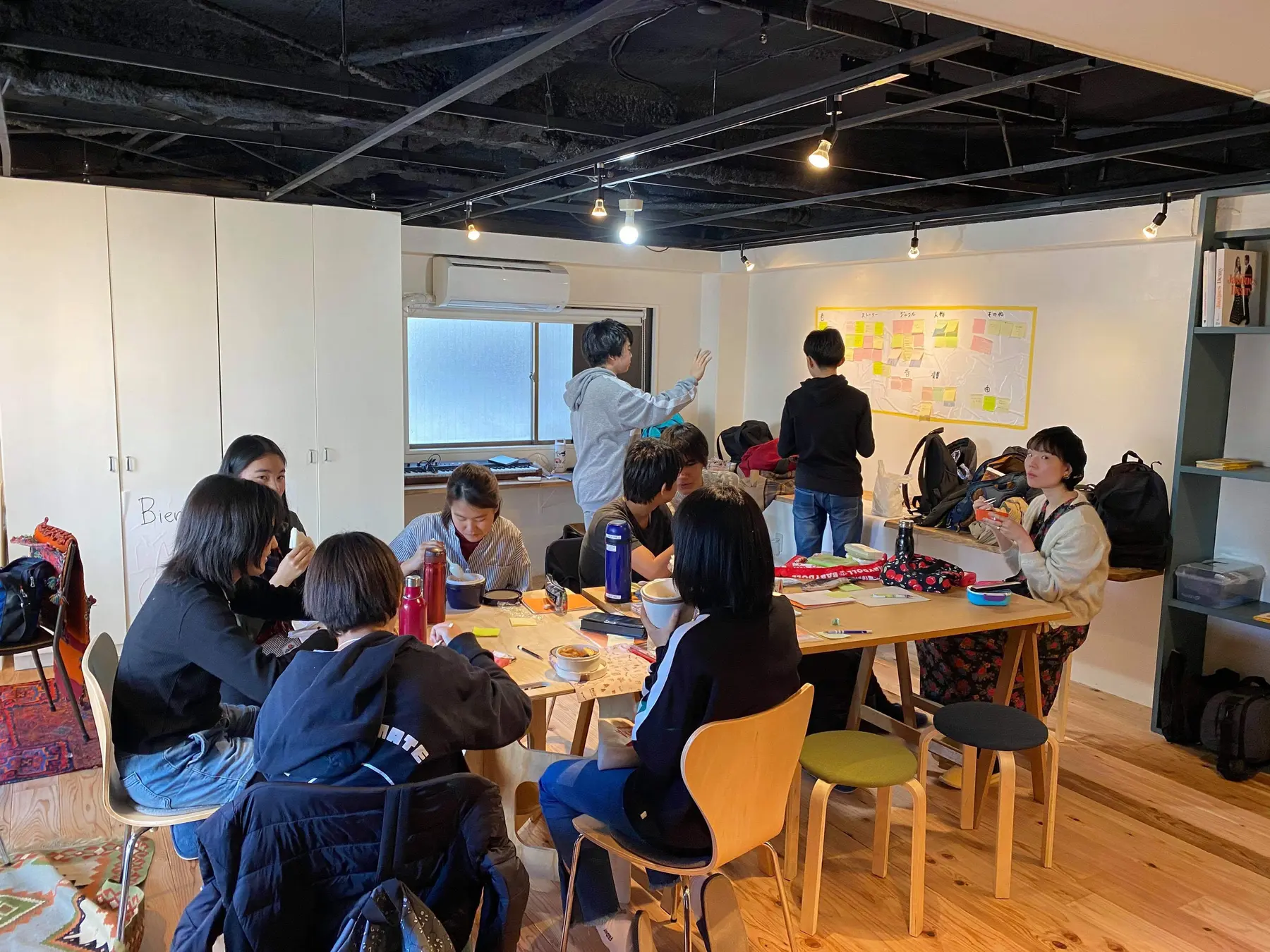 テーブルで制作に取り組む子どもたち