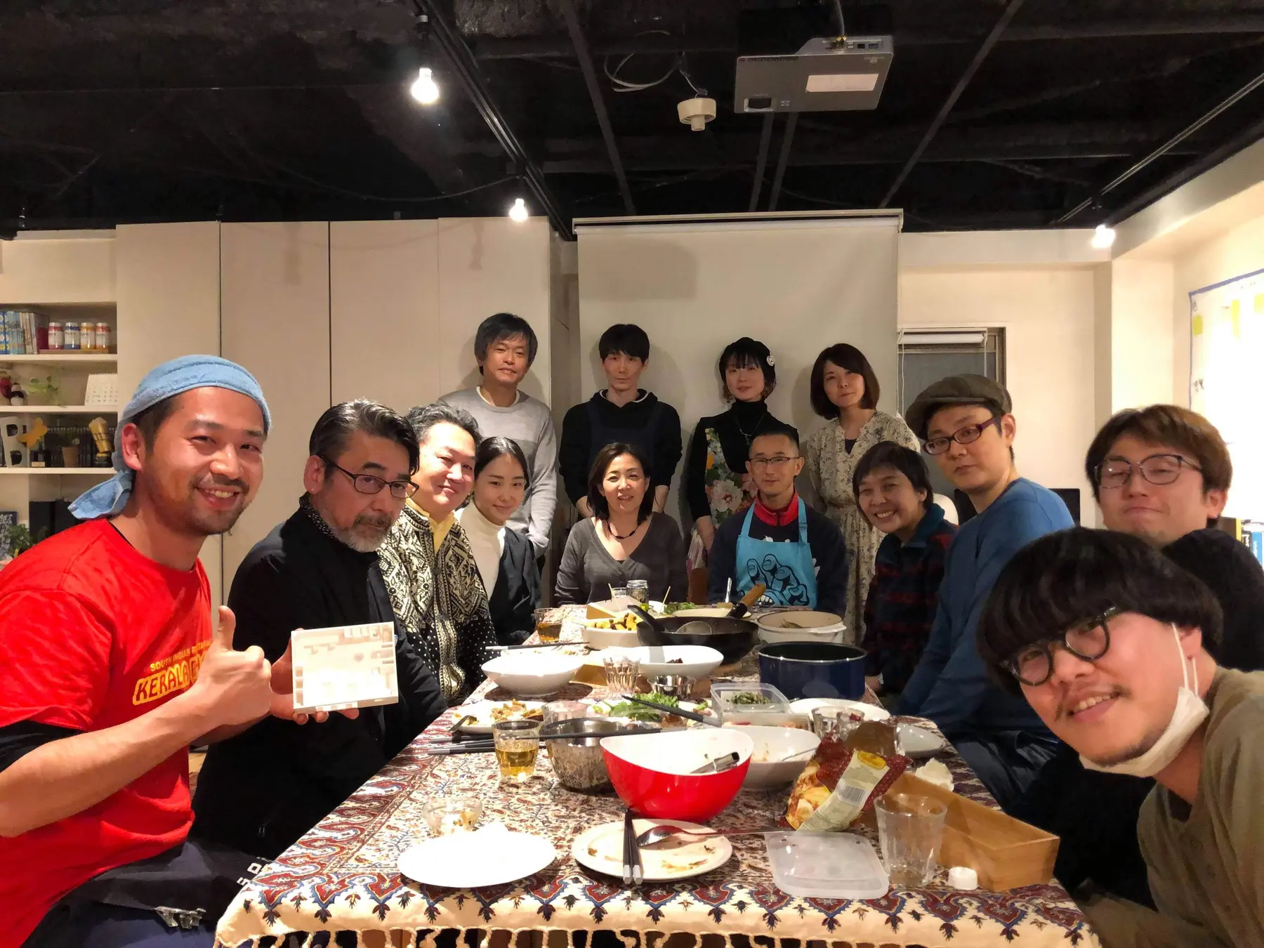 大テーブルを囲む人々