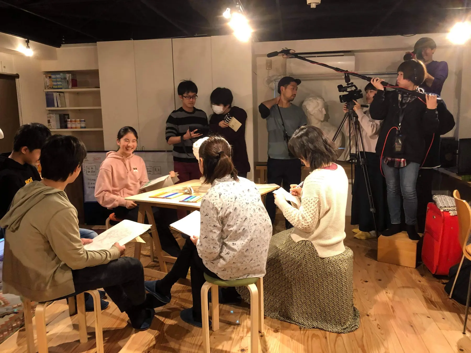 映像を囲んで話し合うワークショップ