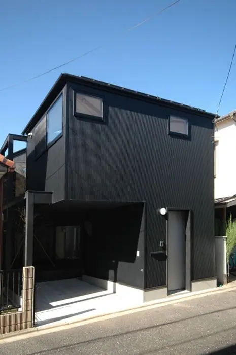 黒いガルバリウム鋼板の外観