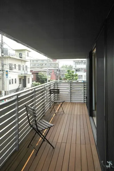 屋根に覆われた長いバルコニー
