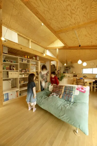 大屋根とロフトに包まれた大岡山の家2のリビング