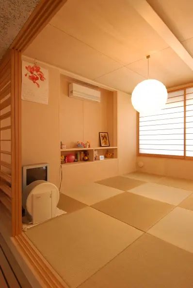 木に包まれた1階の畳室