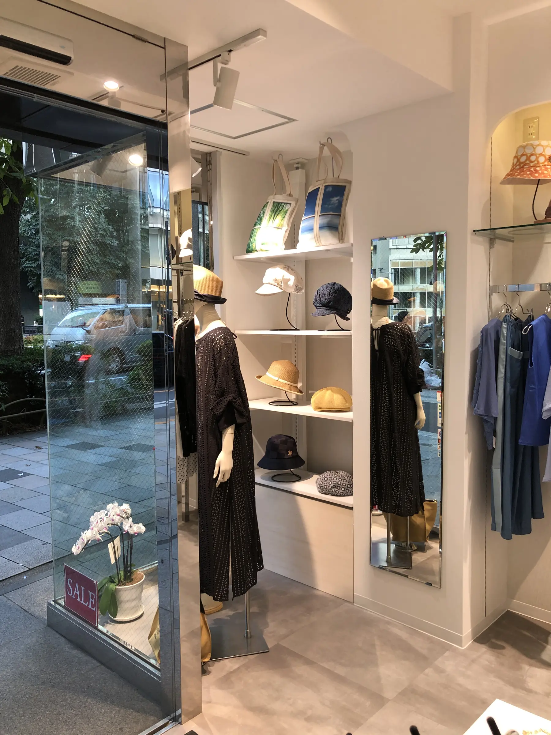 入口と壁面ディスプレイ