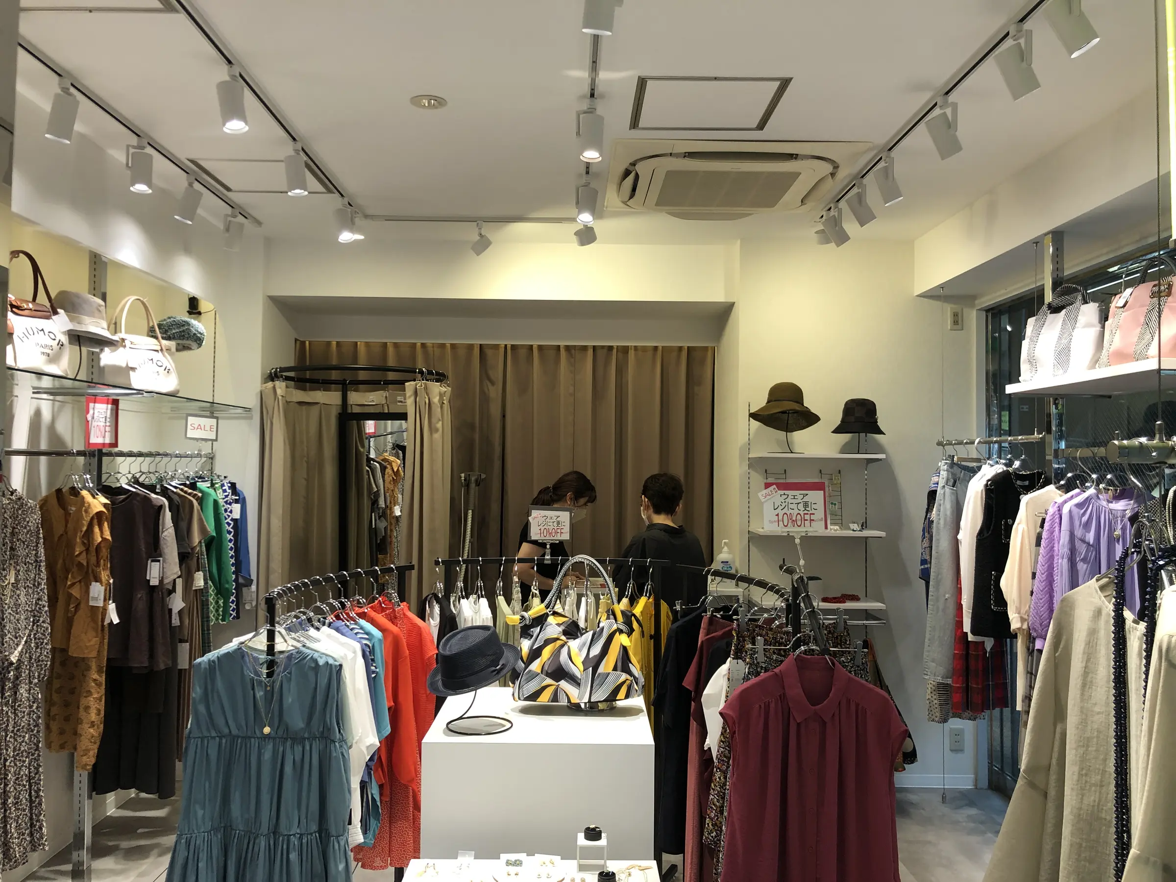 中央什器から見た店内全景