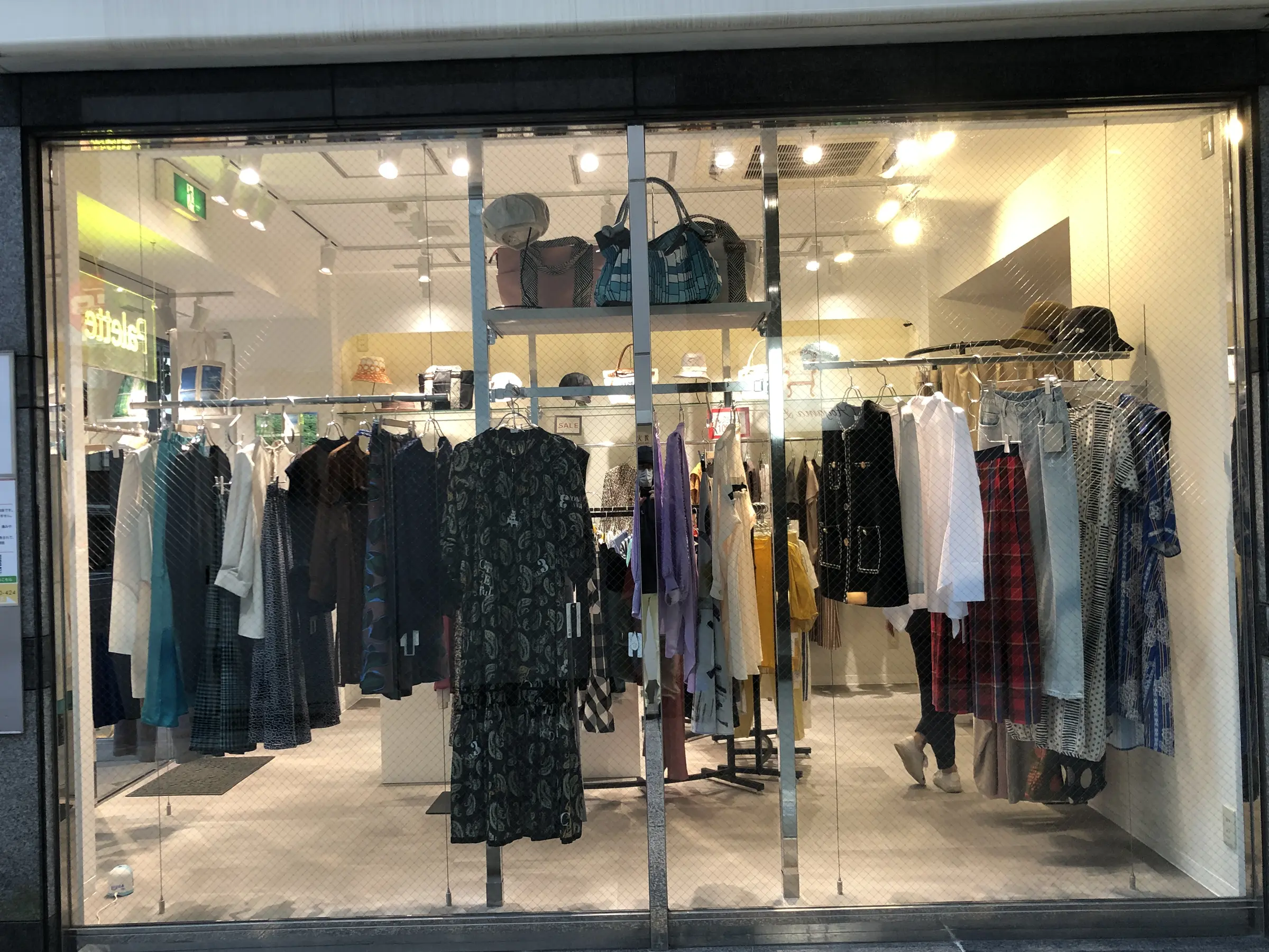 ガラス越しに見たPalette 北青山店