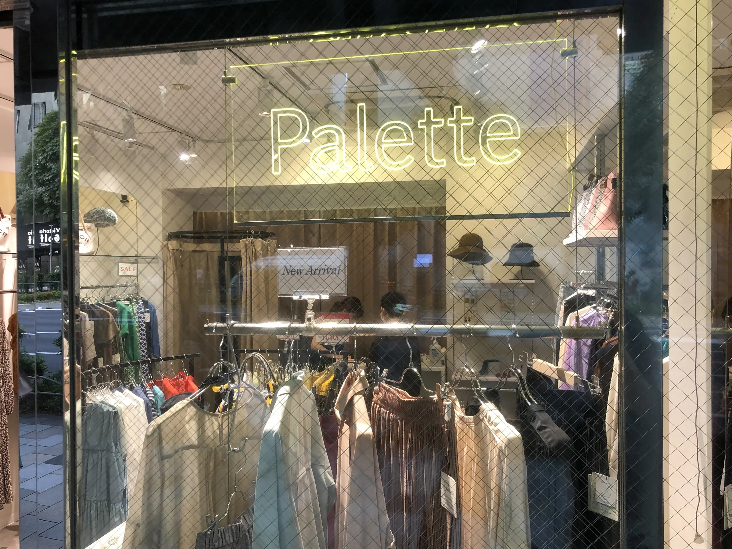 Paletteのサインと店内