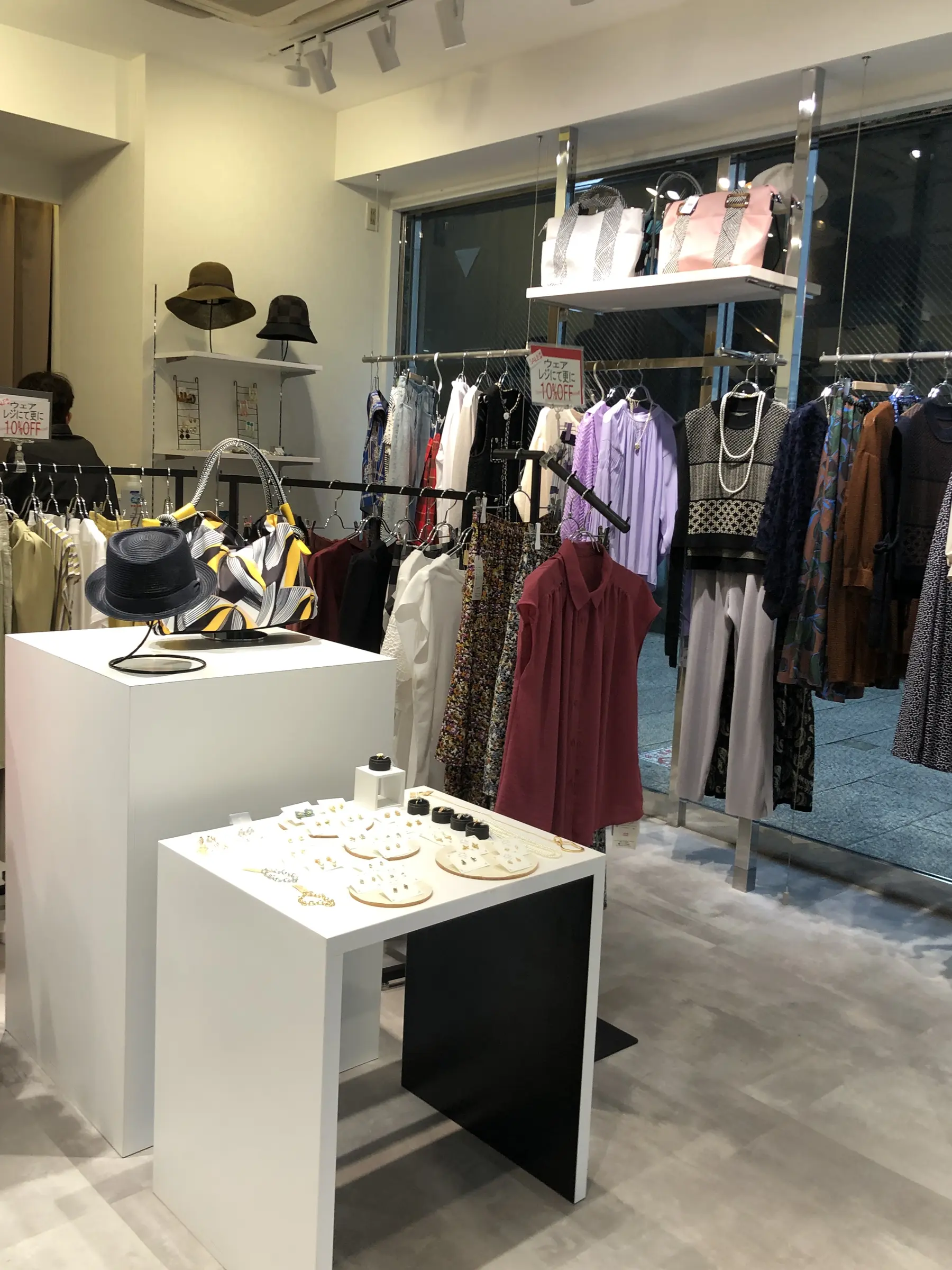 入口側の展示台と壁面什器