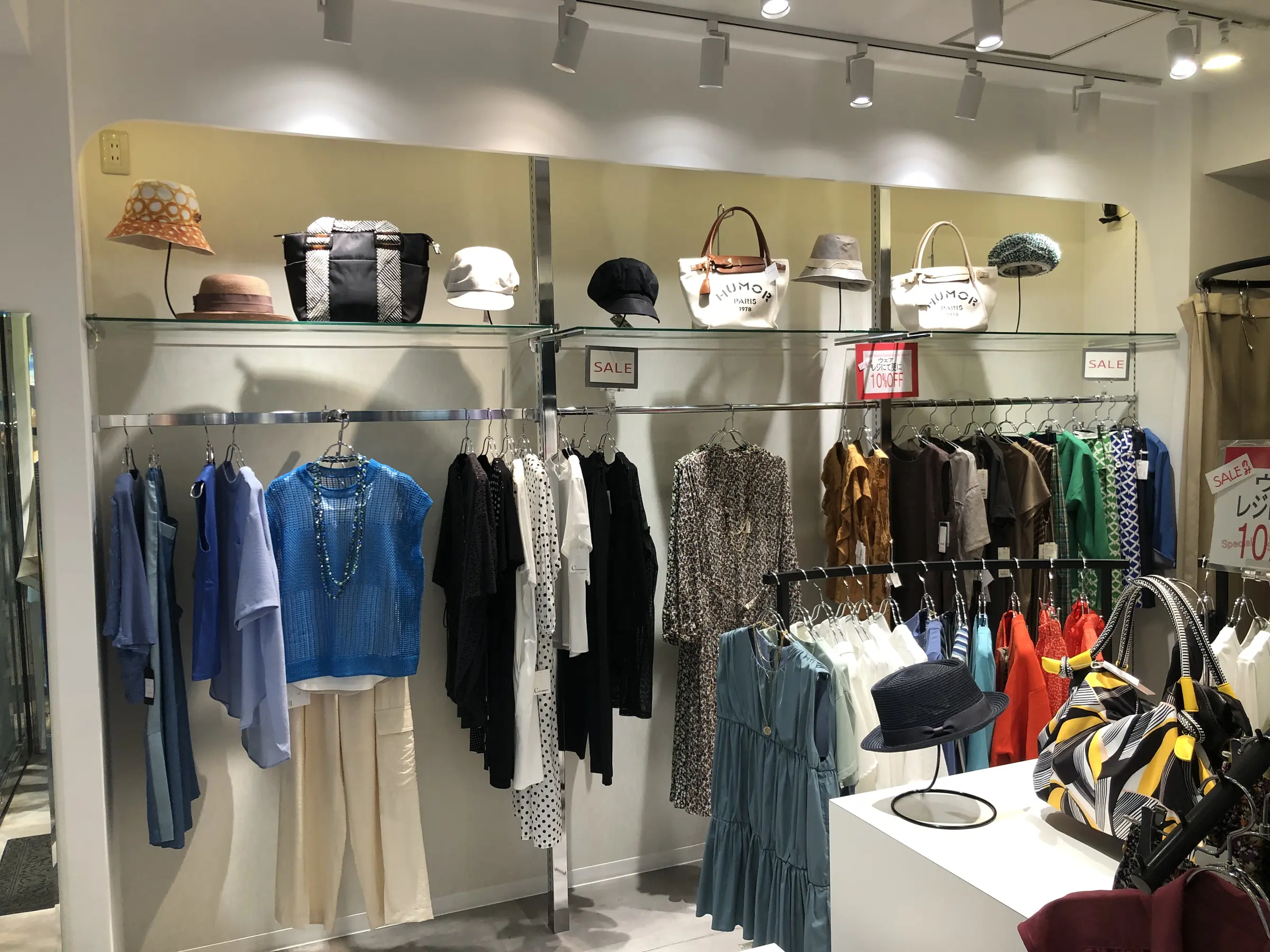 服と小物が並ぶ壁面什器