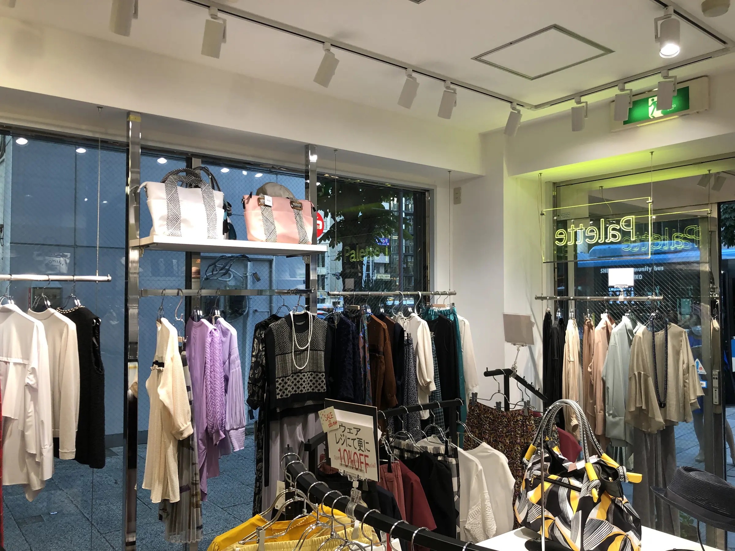 店内から入口を見る