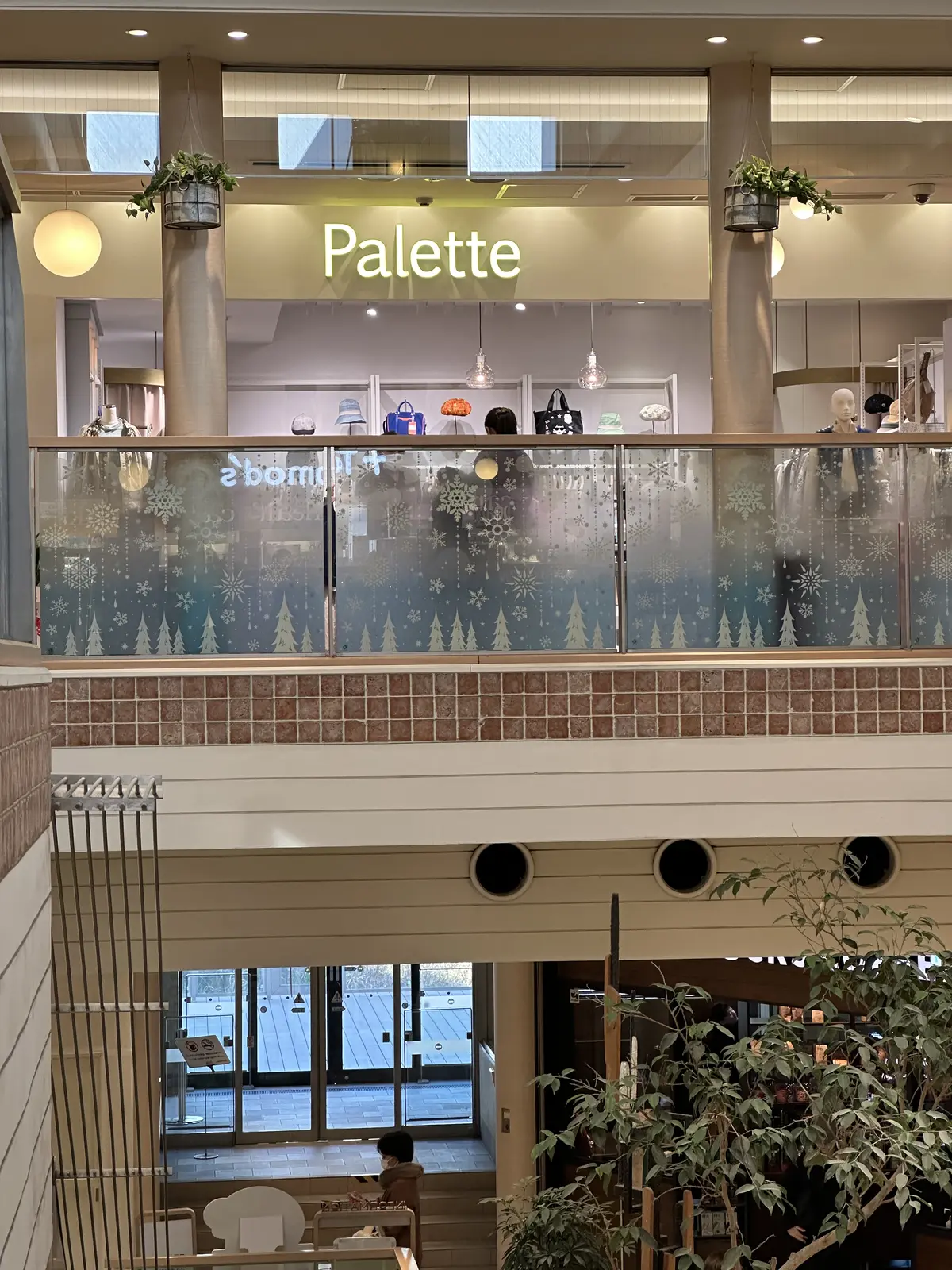 吹抜け越しに見たPalette 四谷アトレ店