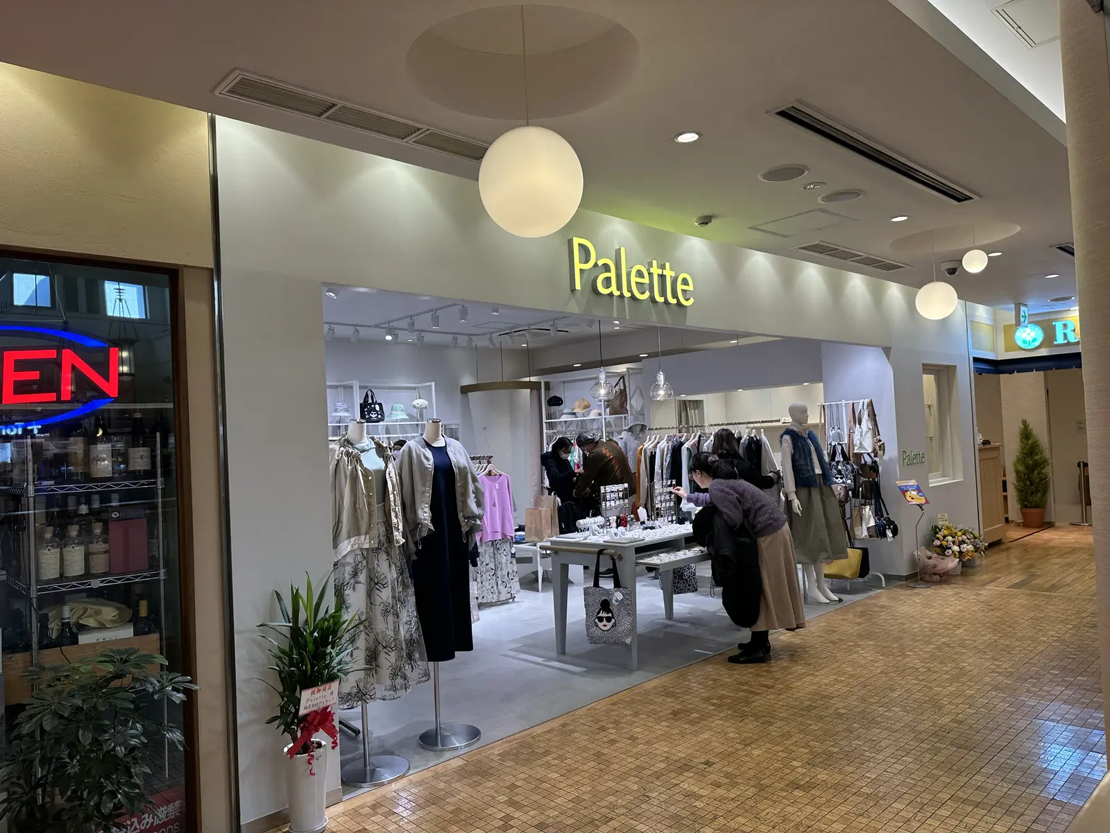 館内通路から見た店舗入口