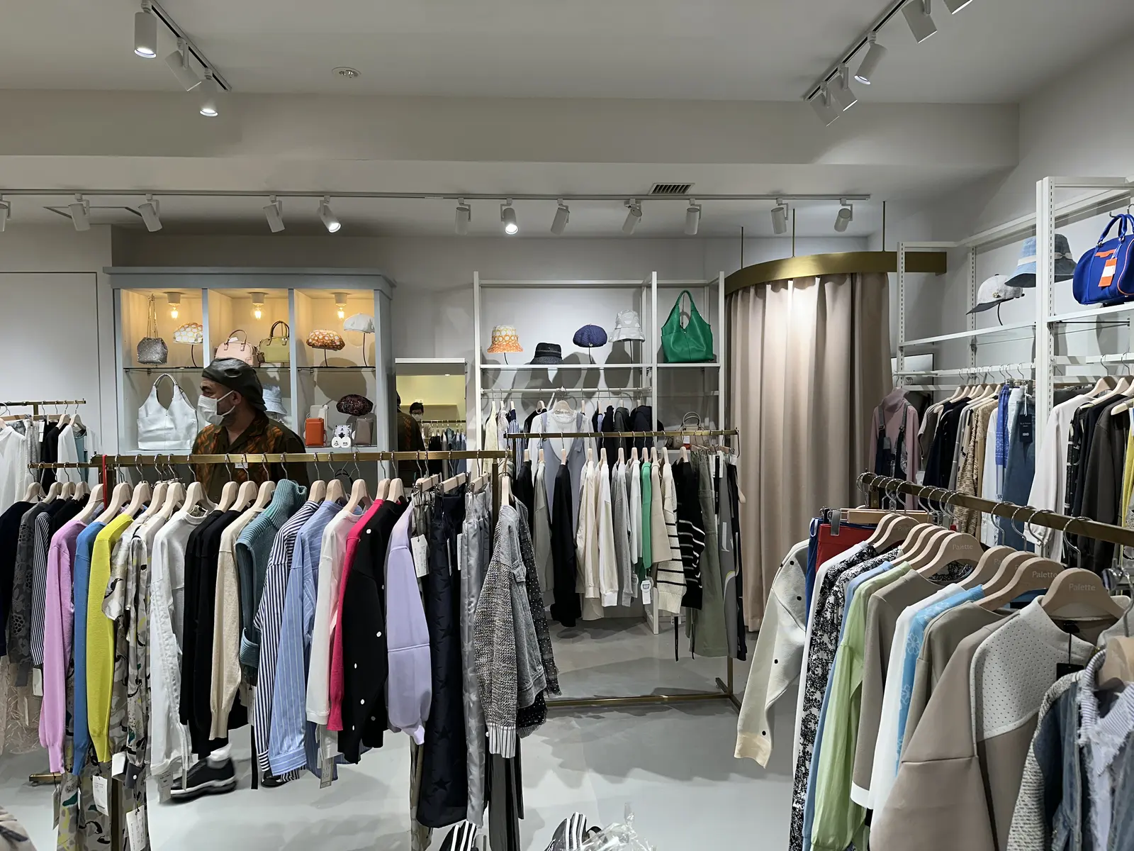 衣類が並ぶ店内