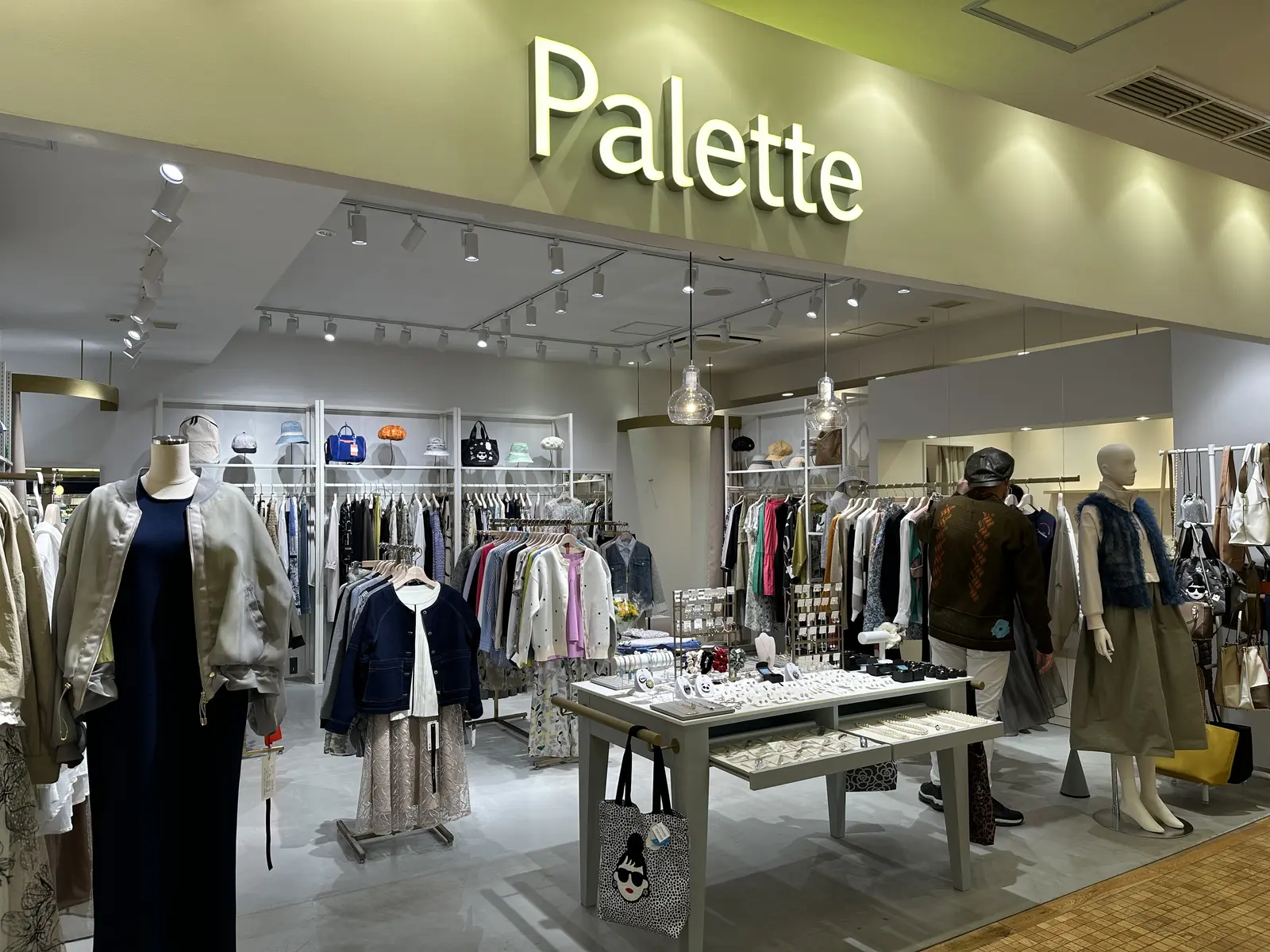 オリーブ色のファサードと店内