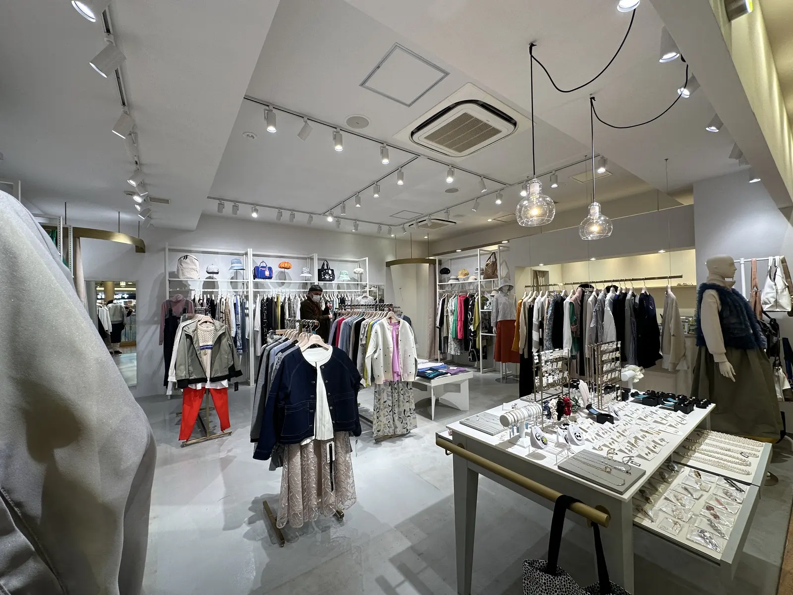 中央のアクセサリー台と衣類の売場
