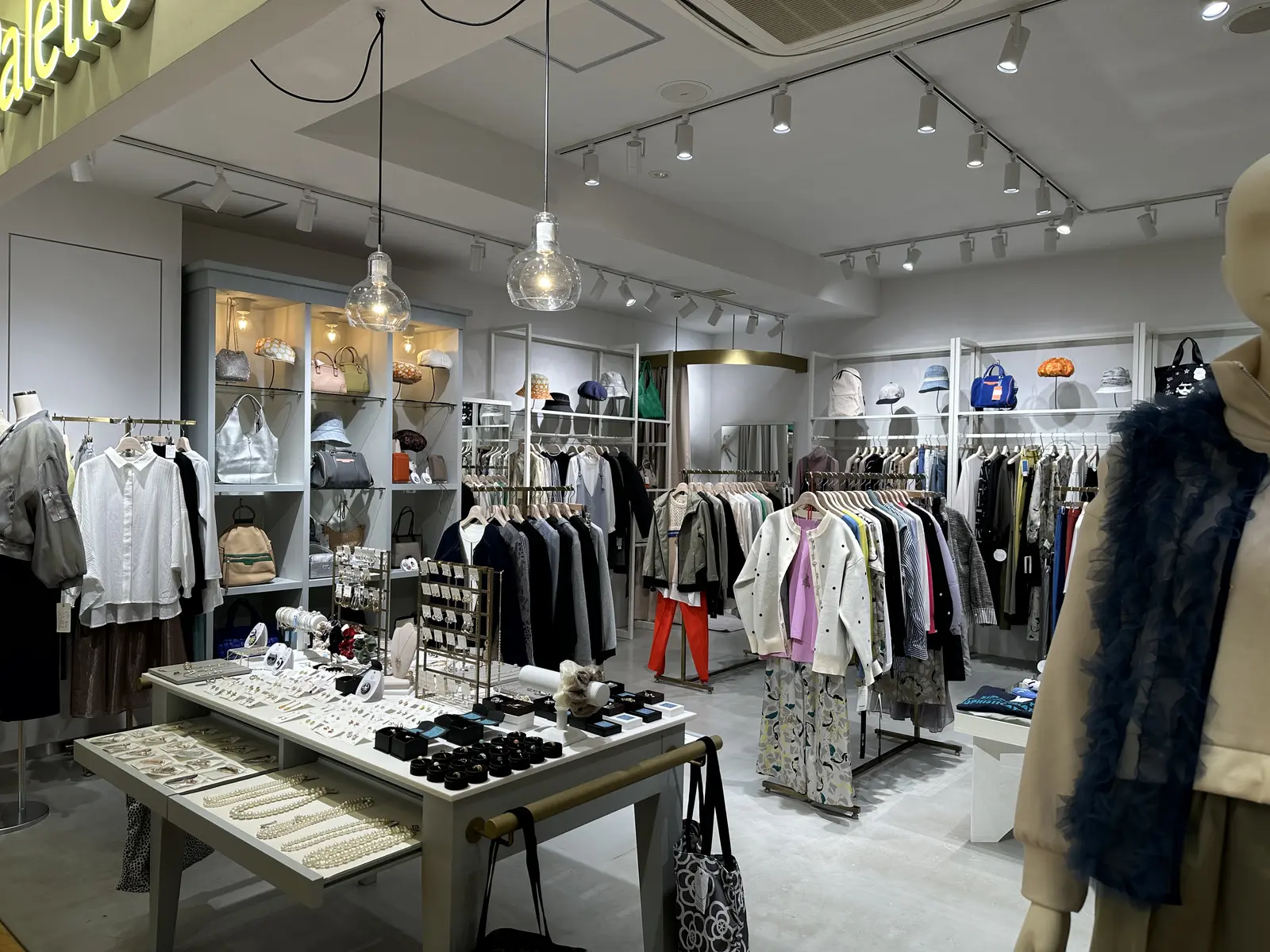 アクセサリー台を中心に見た店内