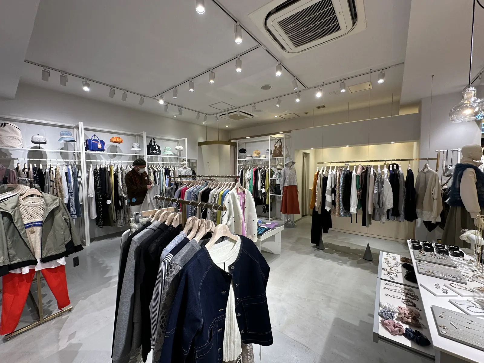 ハンガーラックが並ぶ店内