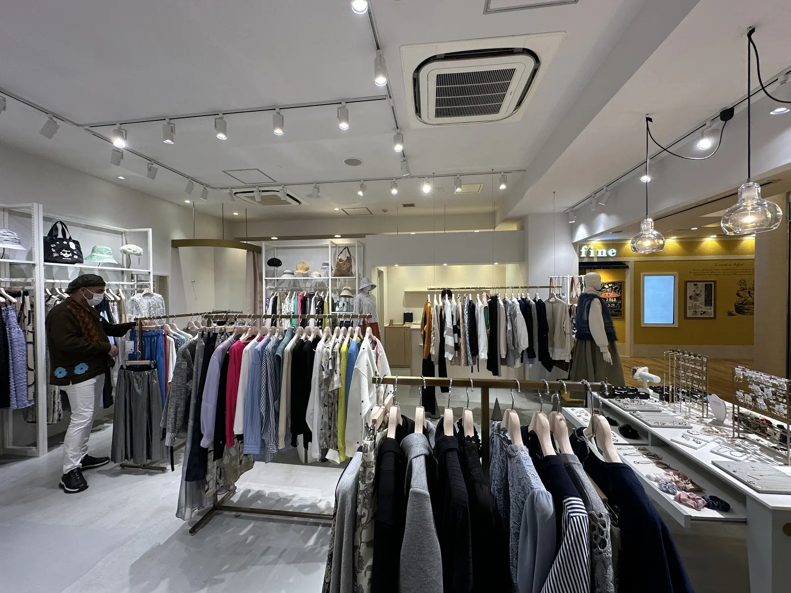 店内奥から見た売場全景