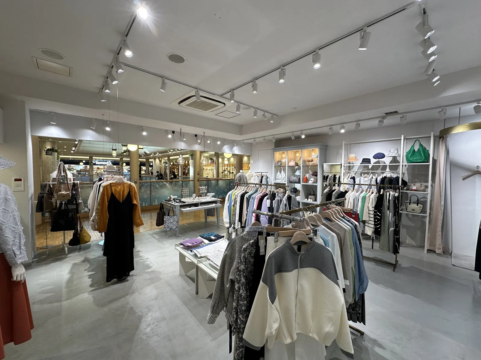 店内を回遊する通路