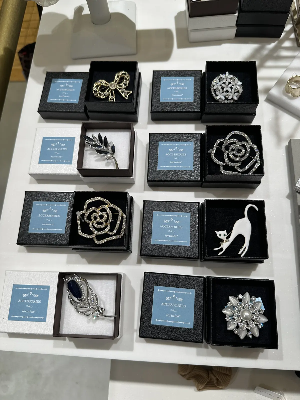小物を並べた展示台
