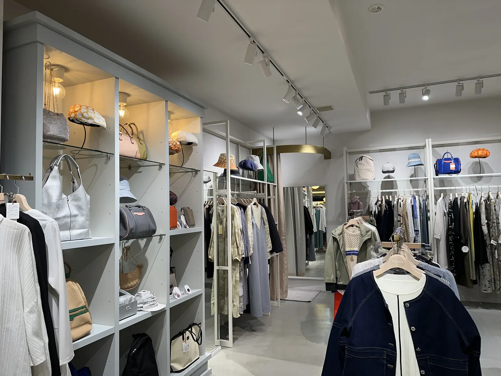 バッグと衣類を展示する壁面棚