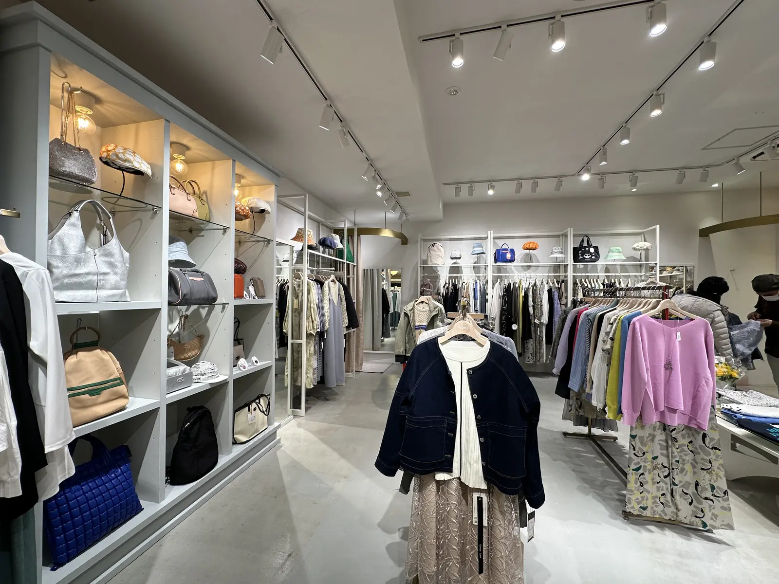 壁面棚に沿った衣類の売場
