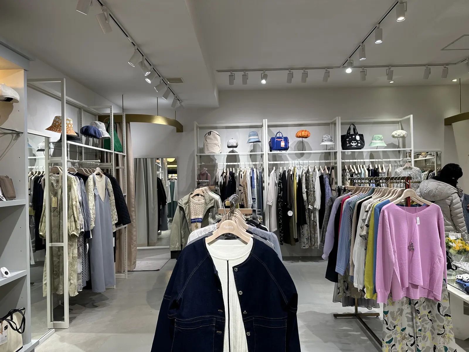 店内奥の衣類売場