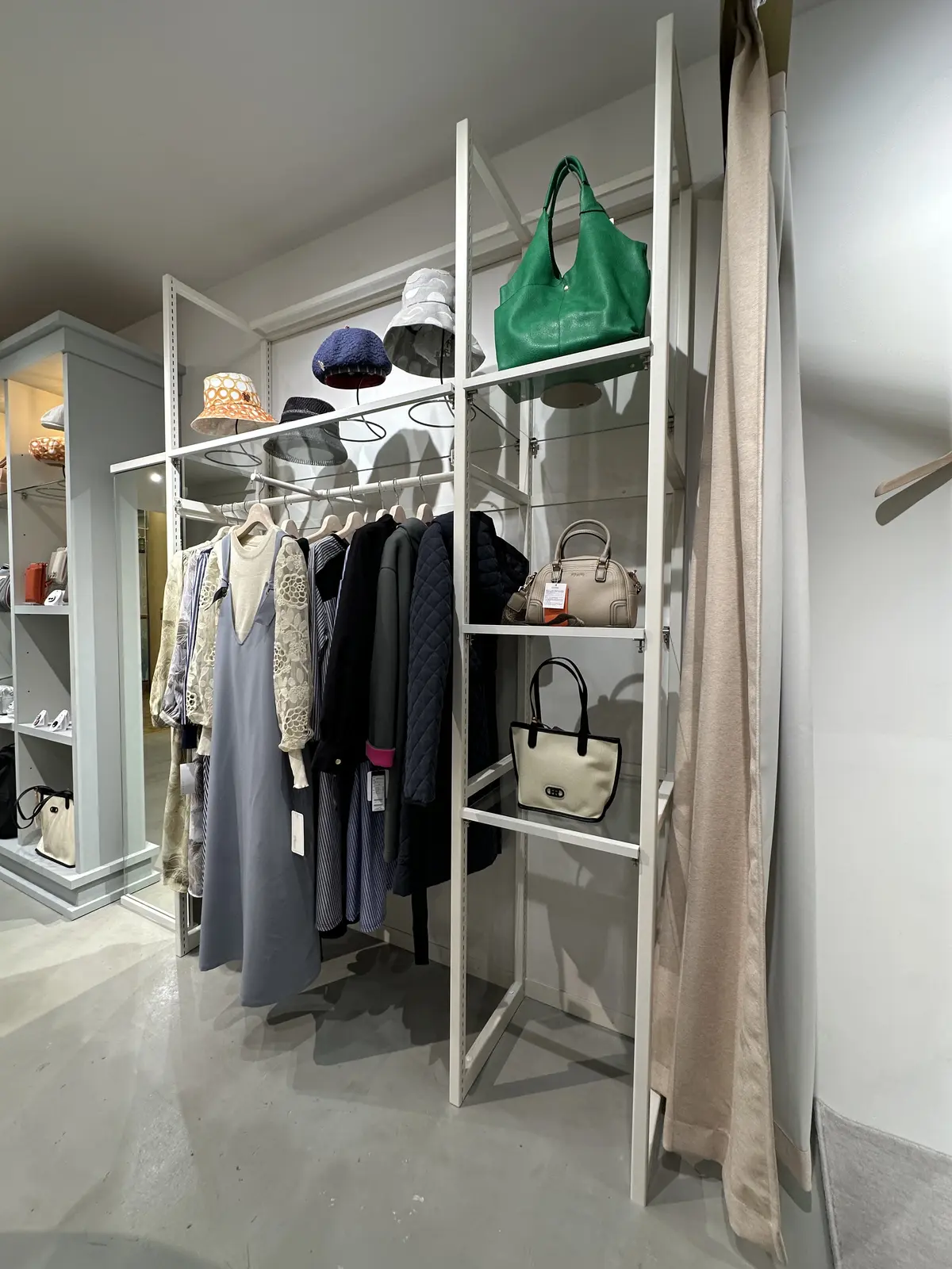 バッグを展示する壁面棚