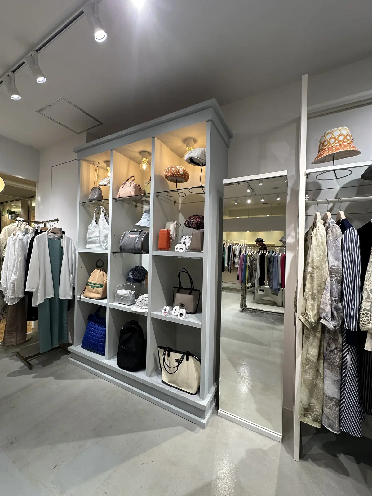 鏡とバッグの展示棚