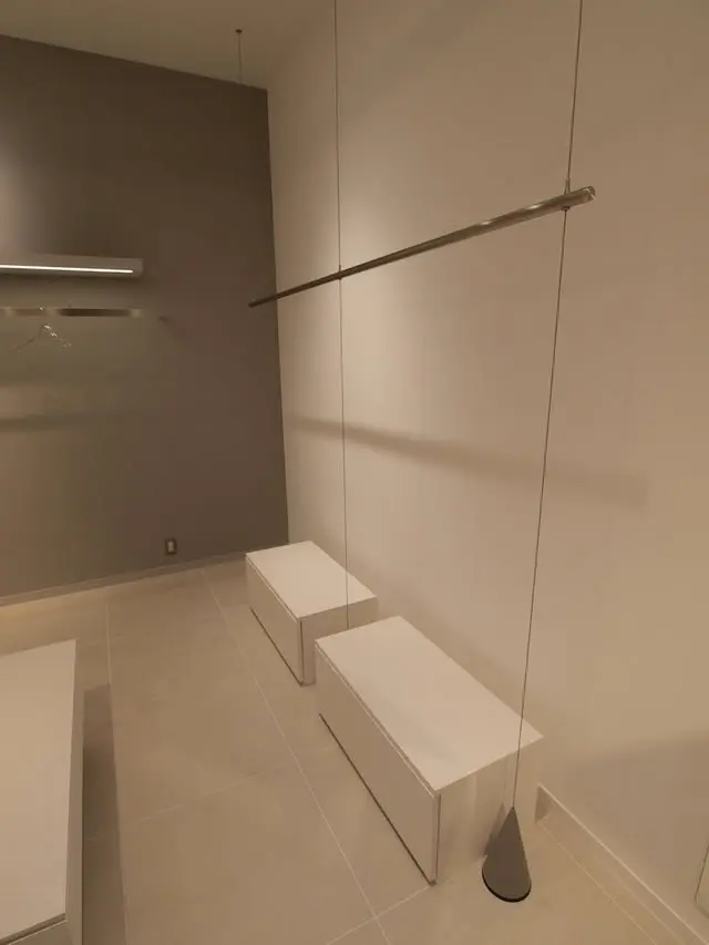 細いハンガーパイプと展示台