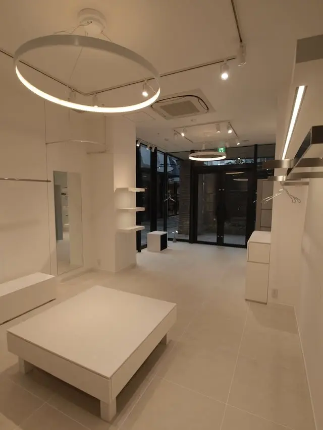 店内奥から入口を見る