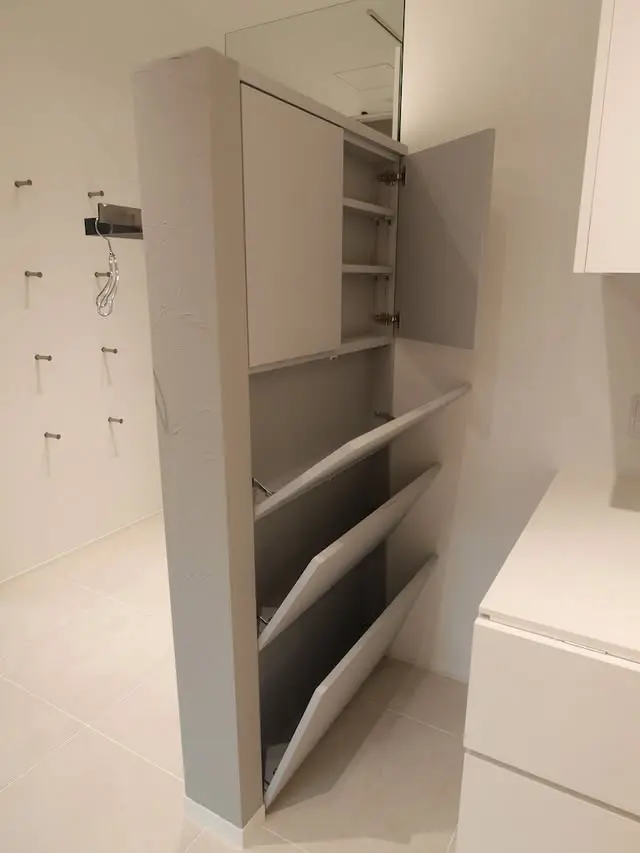 扉を開いた収納什器