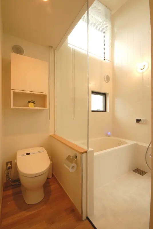 3階のトイレと浴室