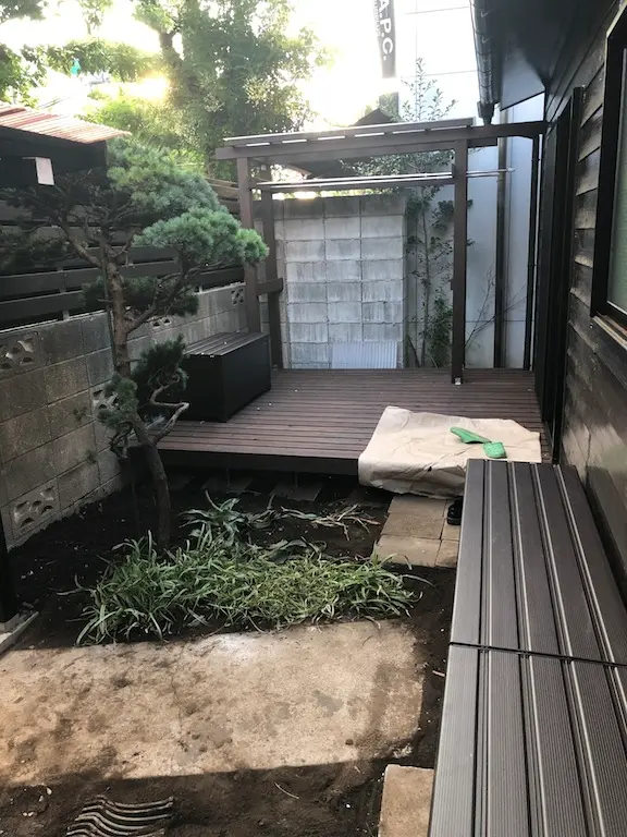 庭に設けたウッドデッキと木の目隠し