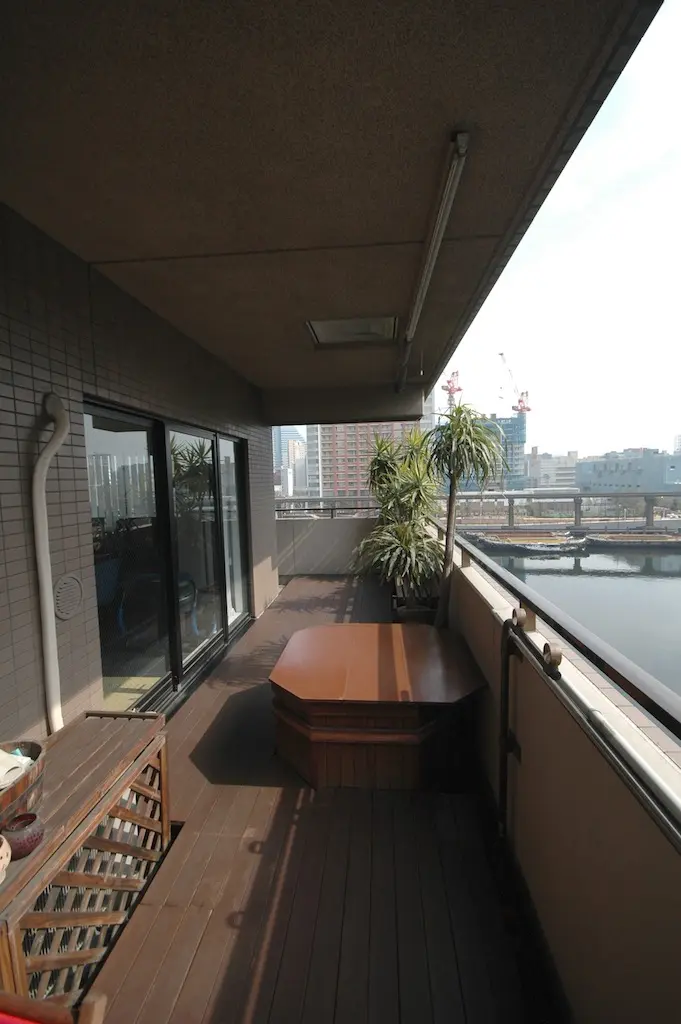 角住戸のバルコニーに置かれた浴槽