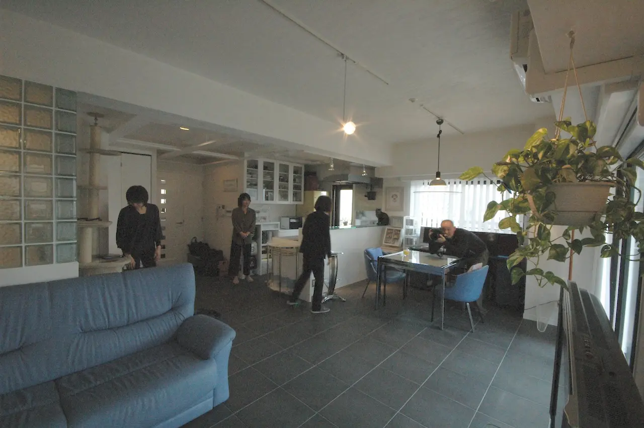 リビングからダイニングとキッチンを見る