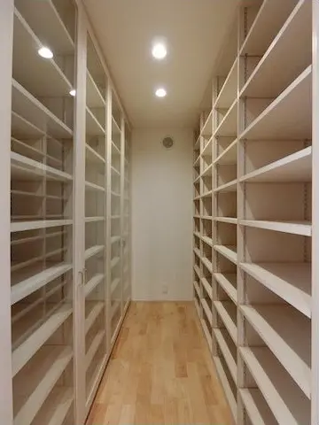 多様な棚を備えた書庫
